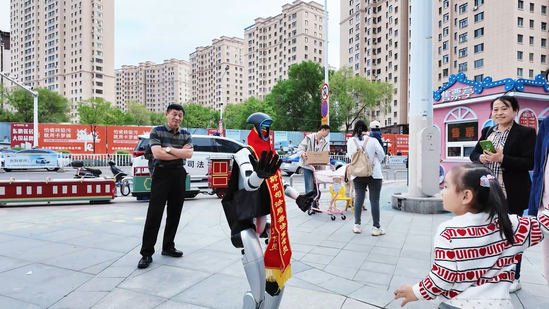 机器人公共空间互动现场资料图