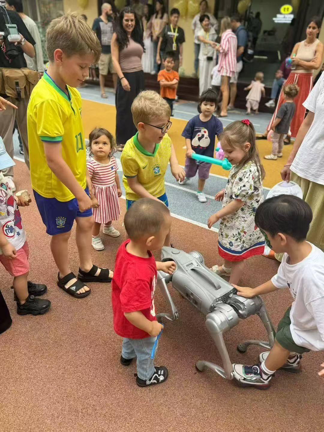 机器人教育活动现场资料图