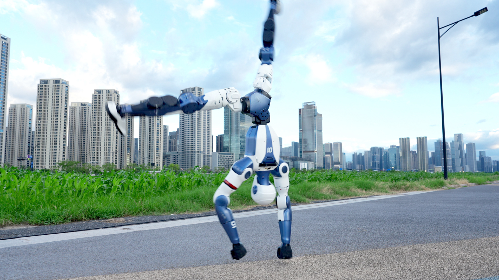 Unitree R1 灵动随行