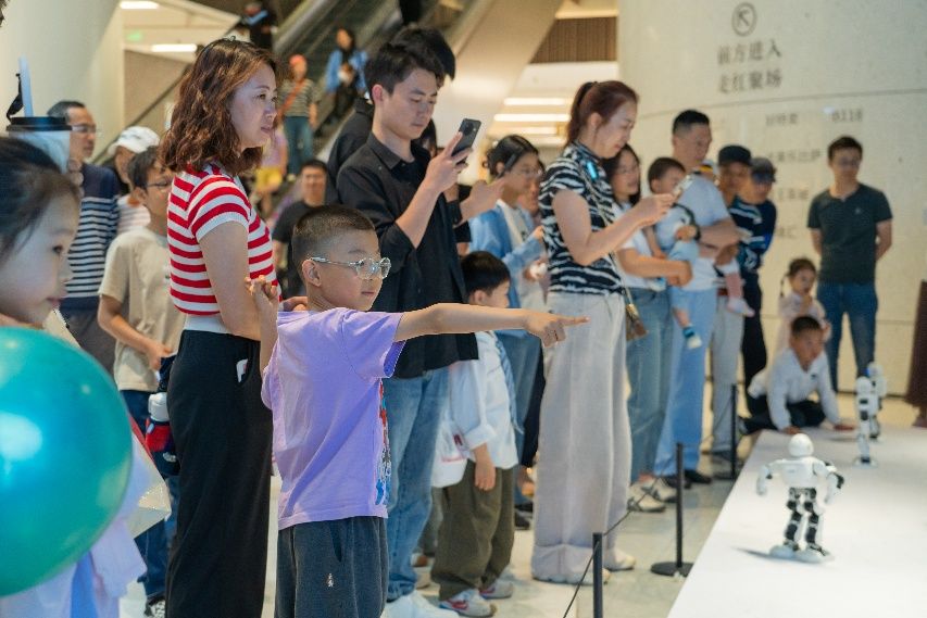 机器人体验门店活动现场资料图